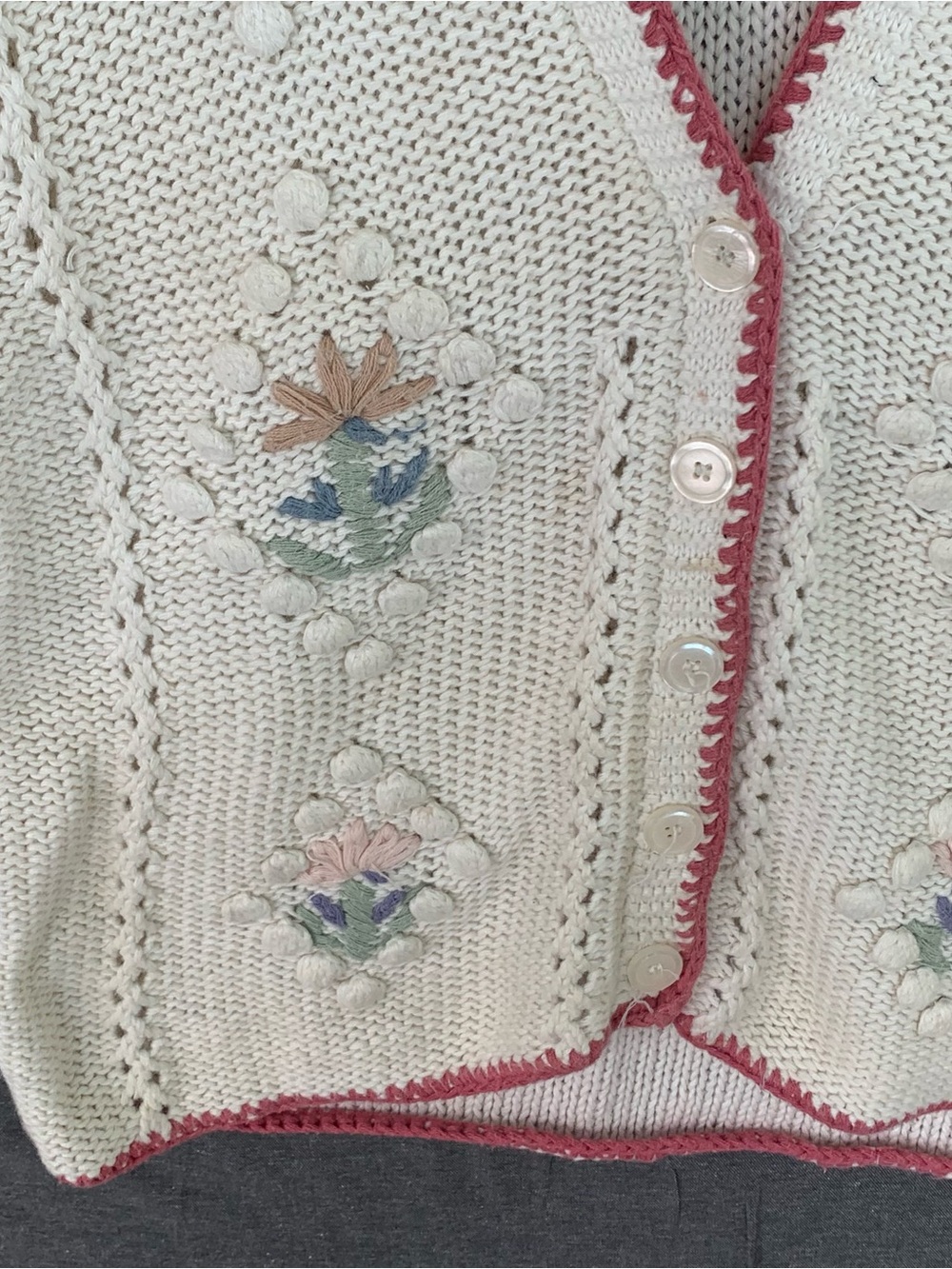 Vintage Leslie Fay Cream Knitted Floral Vest with Pink Trim Sweater Size Small - Picture 2 of 8